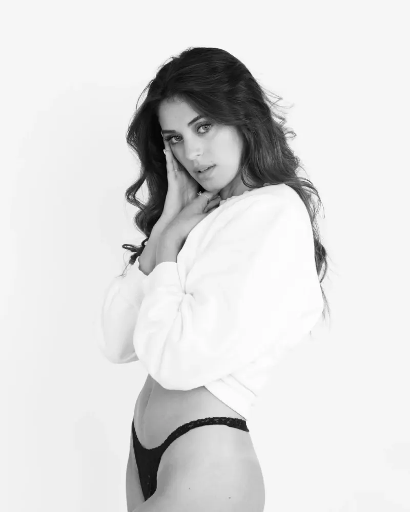 camilla araujo posing ass lingerie