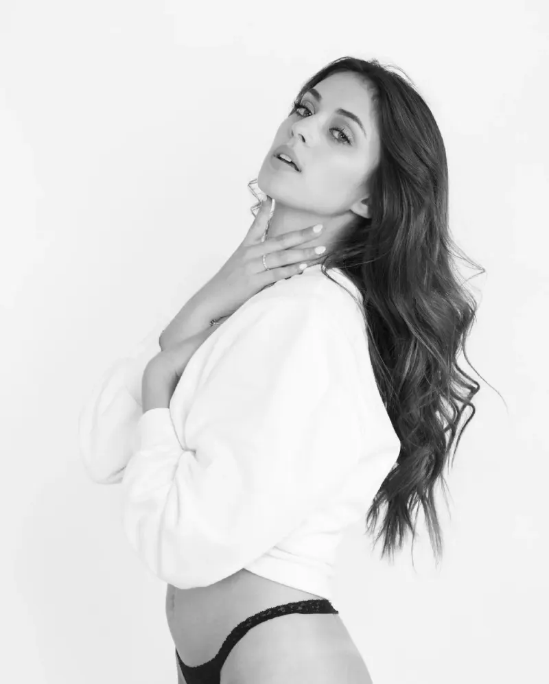 camilla araujo posing ass lingerie