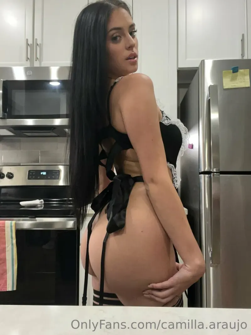 camilla araujo posing ass lingerie