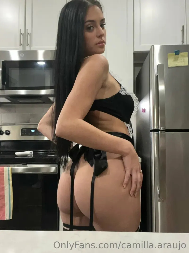 camilla araujo posing ass lingerie