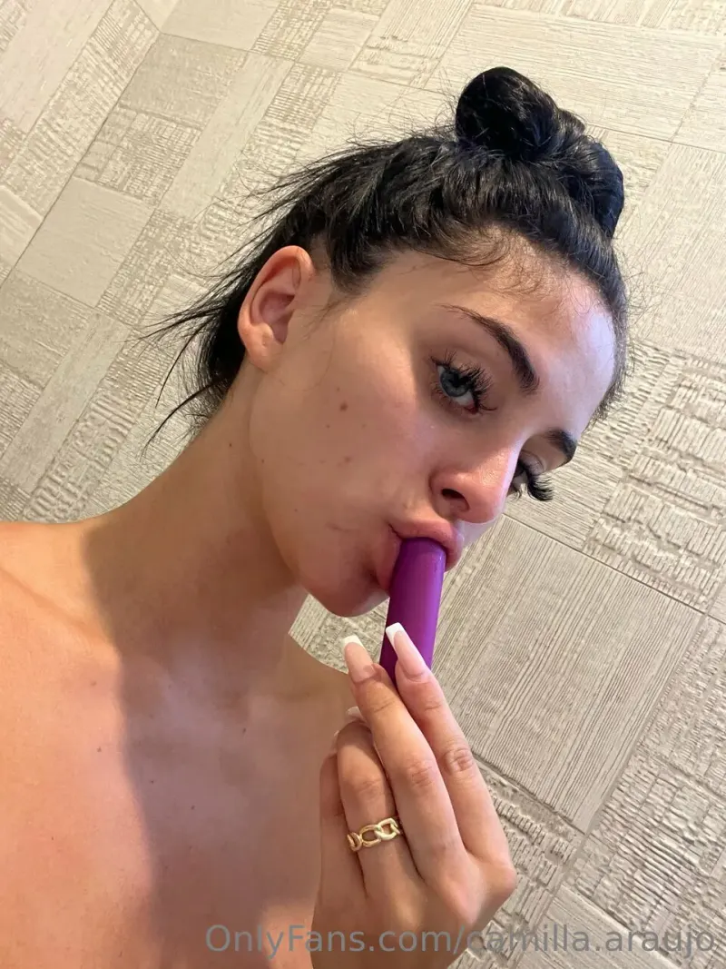 camilla araujo posing face nude