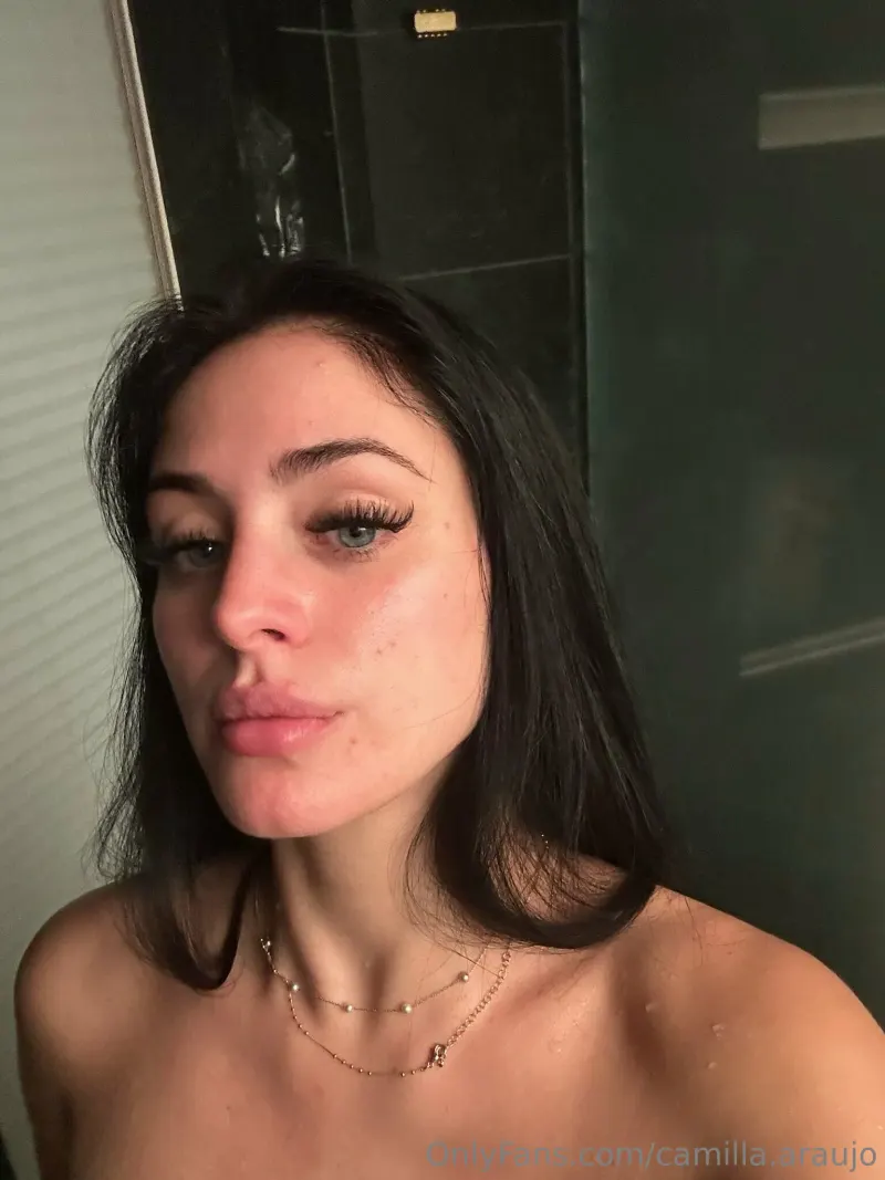 camilla araujo posing face nude
