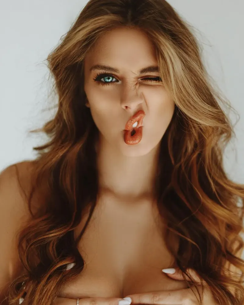 camilla araujo posing face nude